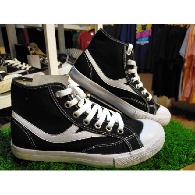 SEPATU RUNNER HIGH BLACK WHITE