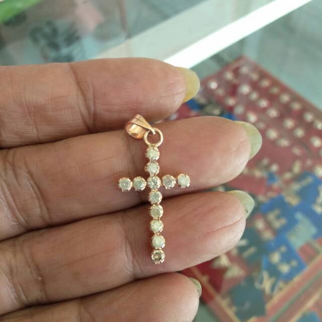 Berlian medan Liontin salib