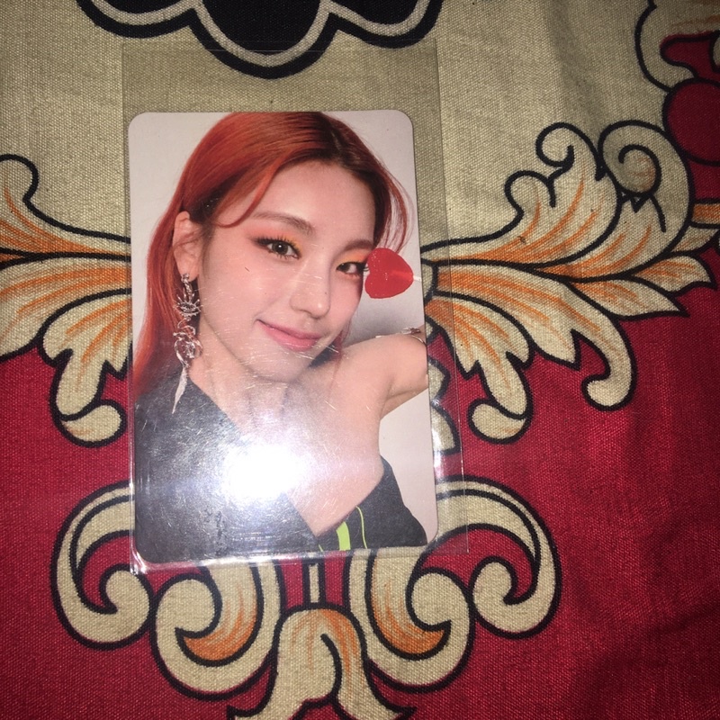 PHOTOCARD OFFICIAL YEJI LIA GUE??WHO