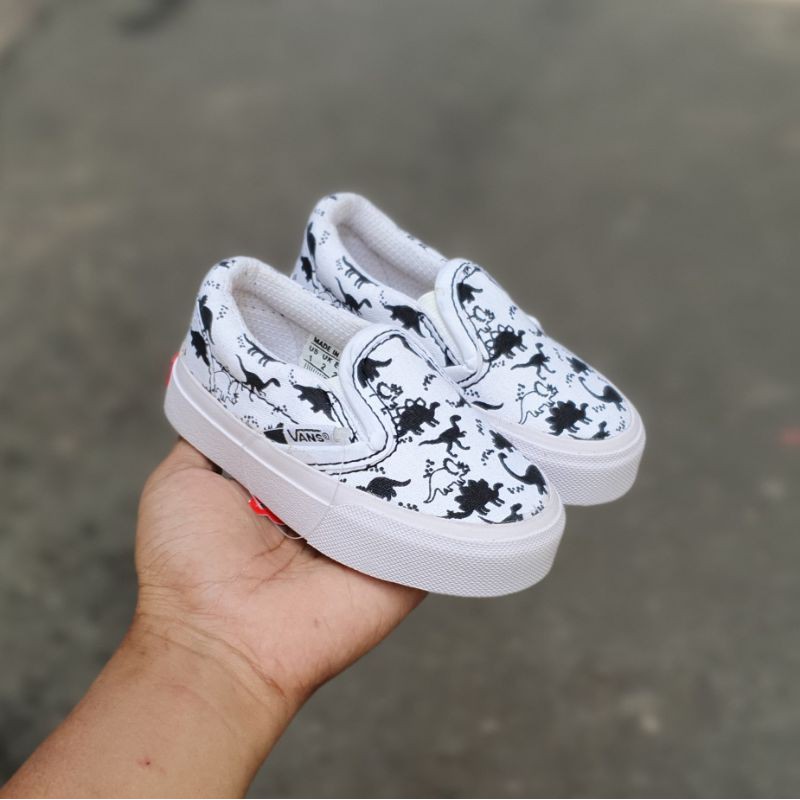 SEPATU ANAK SLIP ON MOTIF DINO