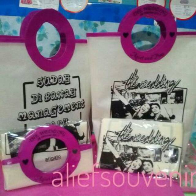 

Tas souvenir dan undangan pernikahan pegangan bulat