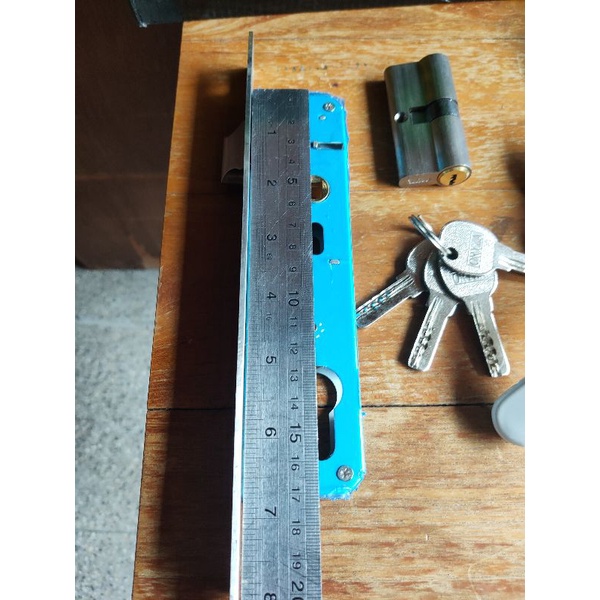 Handle pintu almunium merk Oryza