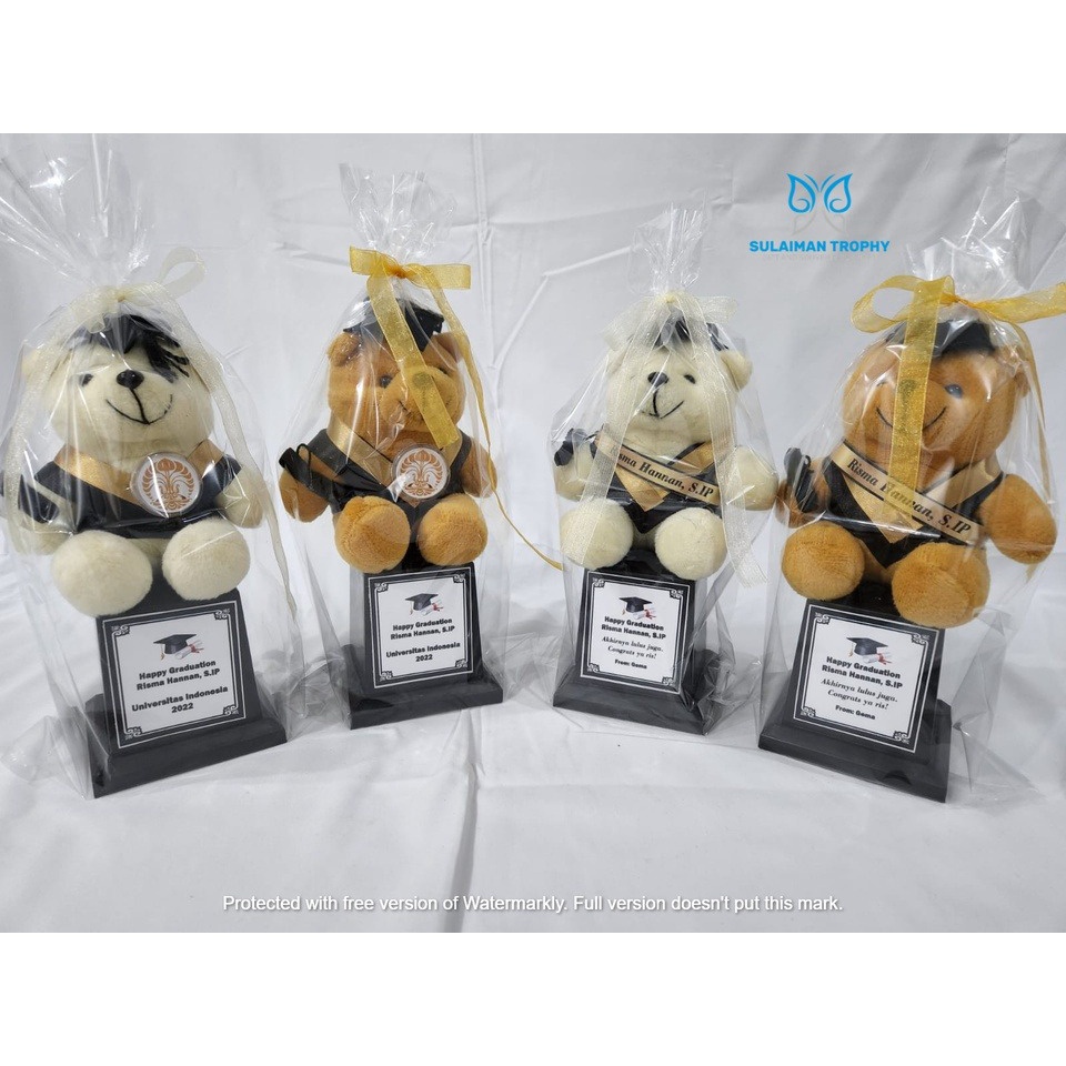 Hadiah Piala Boneka Wisuda / Kelulusan dan tulisan logo
