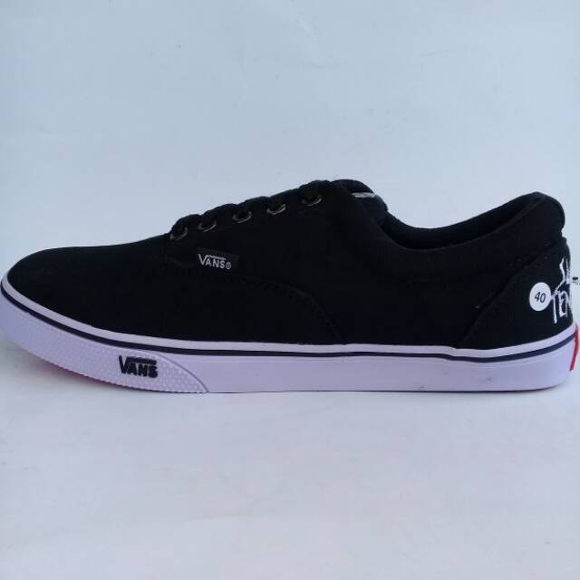 Sepatu pria  hitam putih