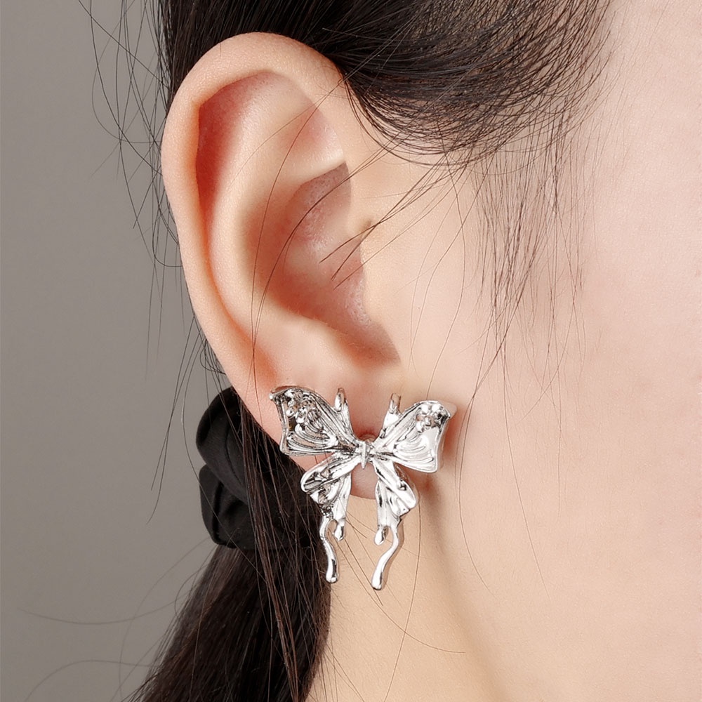 1 Pasang Anting Stud Desain Butterfly Warna Silver Gaya Punk Untuk Wanita