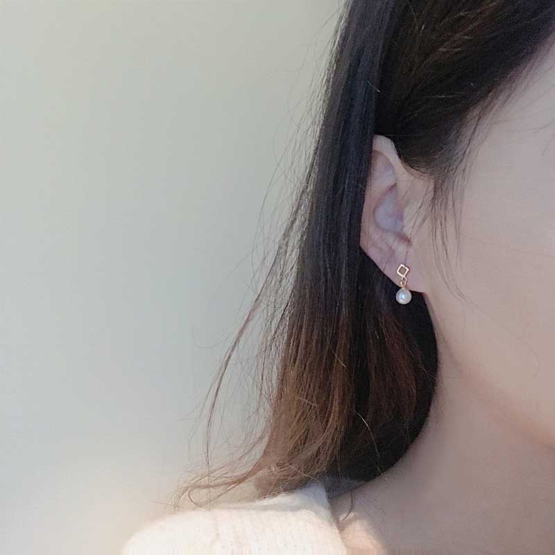 Anting Stud Bahan Baja Titanium S925 Warna Emas Aksen Mutiara Gaya Korea Untuk Wanita