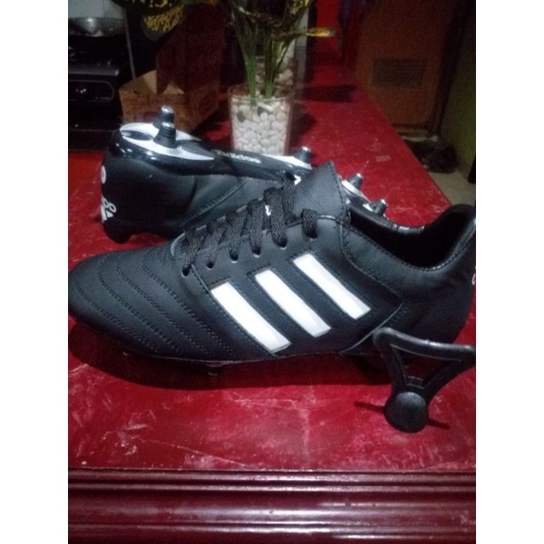 sepatu sepak bola pul enam besi kulit asli