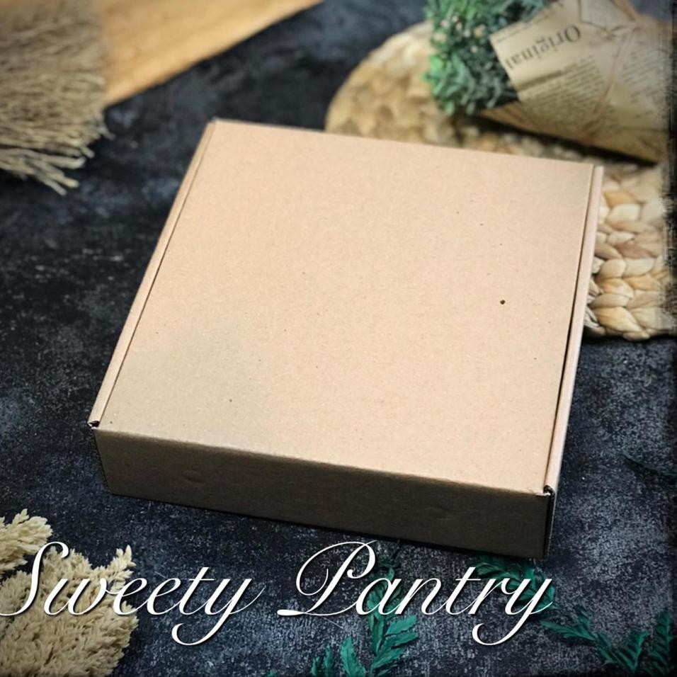 

PZ202005 B - Cake box /Dus Kue /Kemasan Kue 20x20x5cm Brown corrugated (KODE 946)