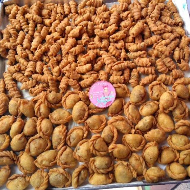 Pastel abon kue bawang  garpu pastel mini kriuk cemilan crispy keripik bawang snack lebaran hampers kue kering