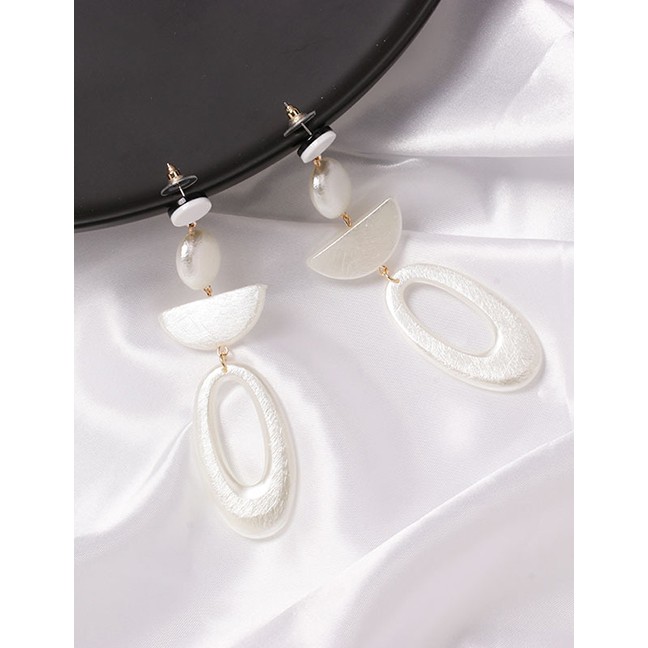 LRC Anting Tusuk Fashion White Geometric Earrings F46010