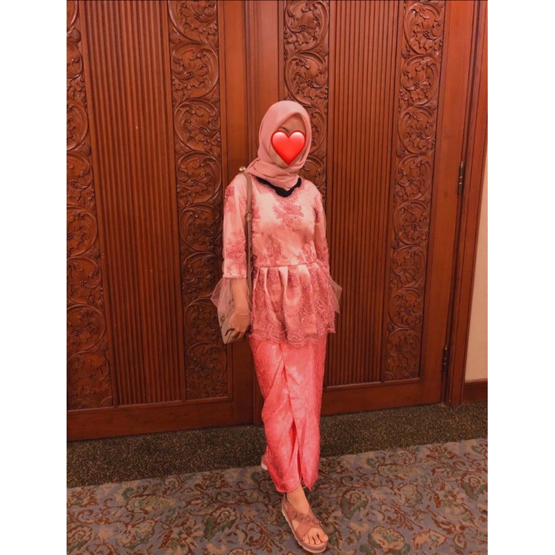 Kebaya Wisuda Set Kuliah/SMA warna pink merah muda bagus lucu fashion preloved