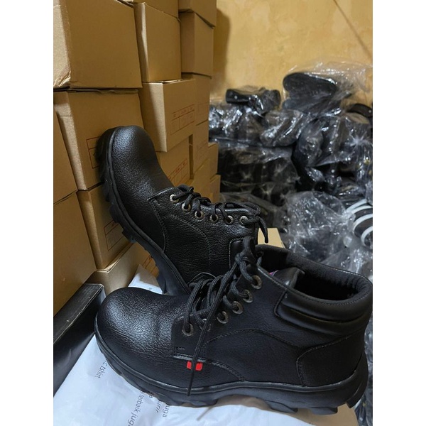 sepatu safety boots,sepatu safety Caterpillar dan Kickers ,sepatu safety boots kerja proyek