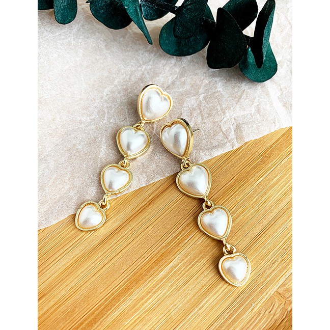 LRC Anting Tusuk Fashion Gold Alloy Pearl Love Stud Earrings F91337