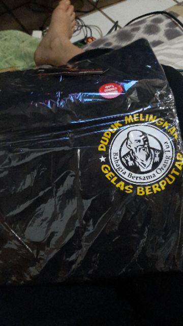 Kaos Distro Depan Belakang Cap Orang Tua Duduk Melingkar Gelas Berputar