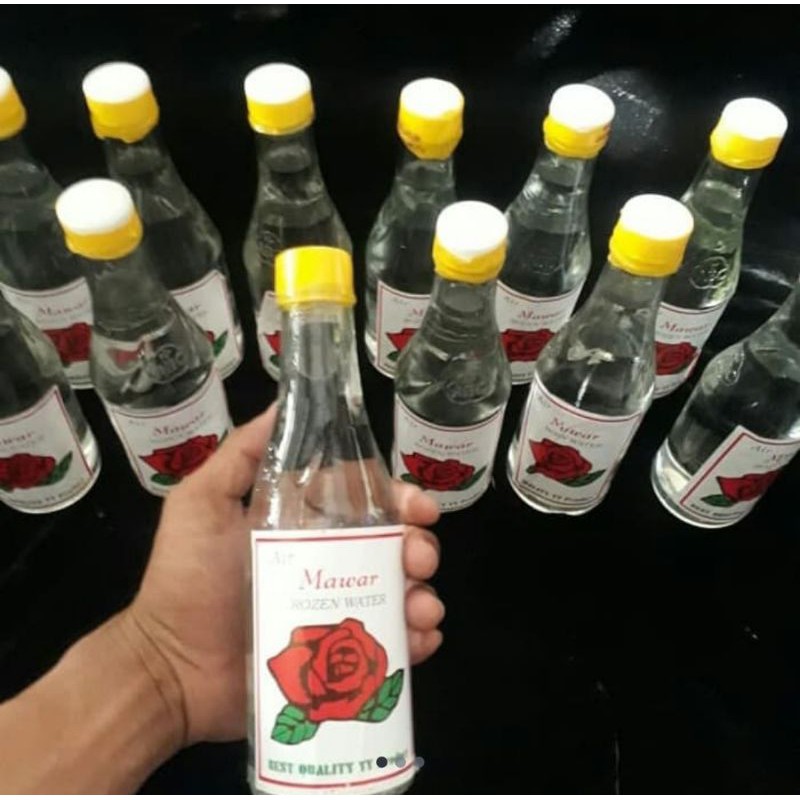 Penyiraman air di kuburan makam