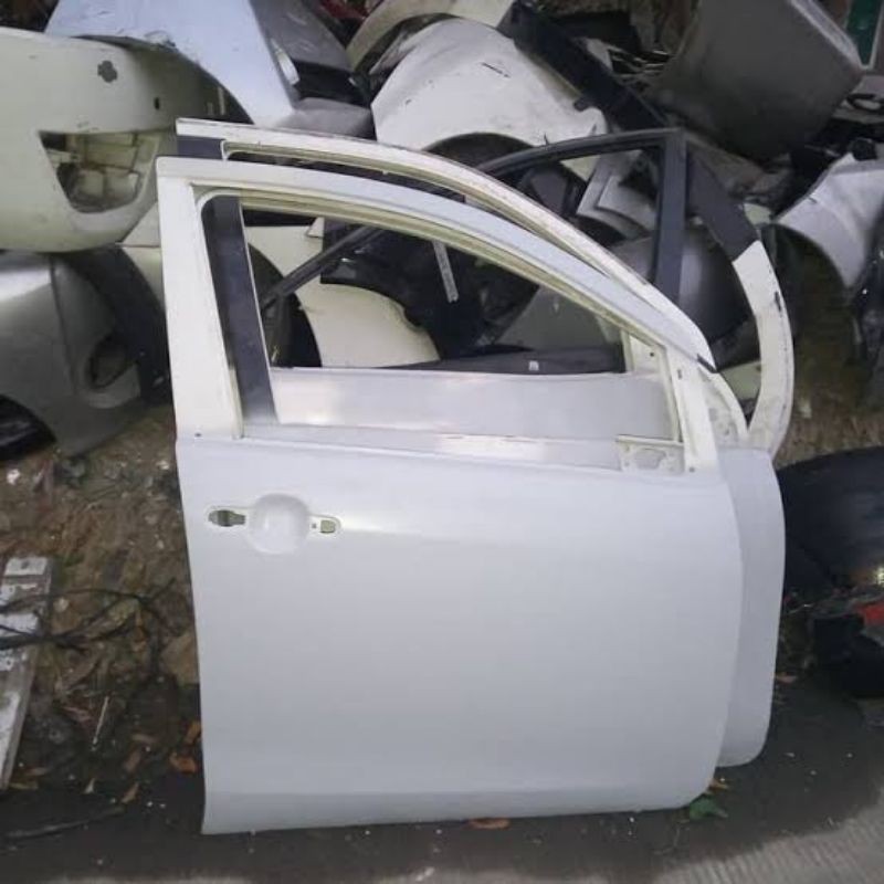Pintu depan Toyota Agya atau Daihatsu Ayla