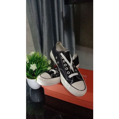 Sepatu converse hitam putih