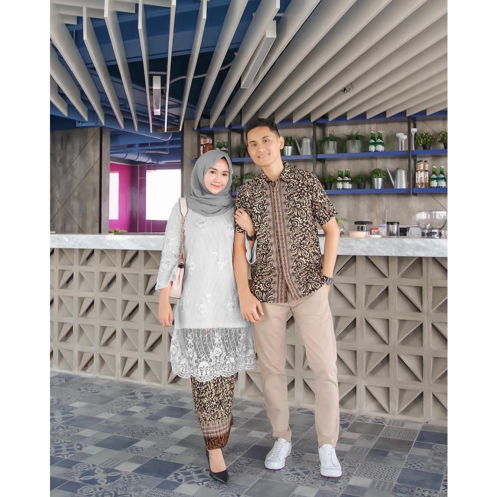 [Ready Jumbo] Couple Kebaya Terbaru Modern Brokat Kemeja Batik Amelia Murah Pasangan Lamaran Baju Sarimbit Pasangan Pria Wanita Batik Kebaya Couple Wisuda Tunik Kebaya Velvet Mix Mutiara Payet Mote Jahit Tangan Kekinian
