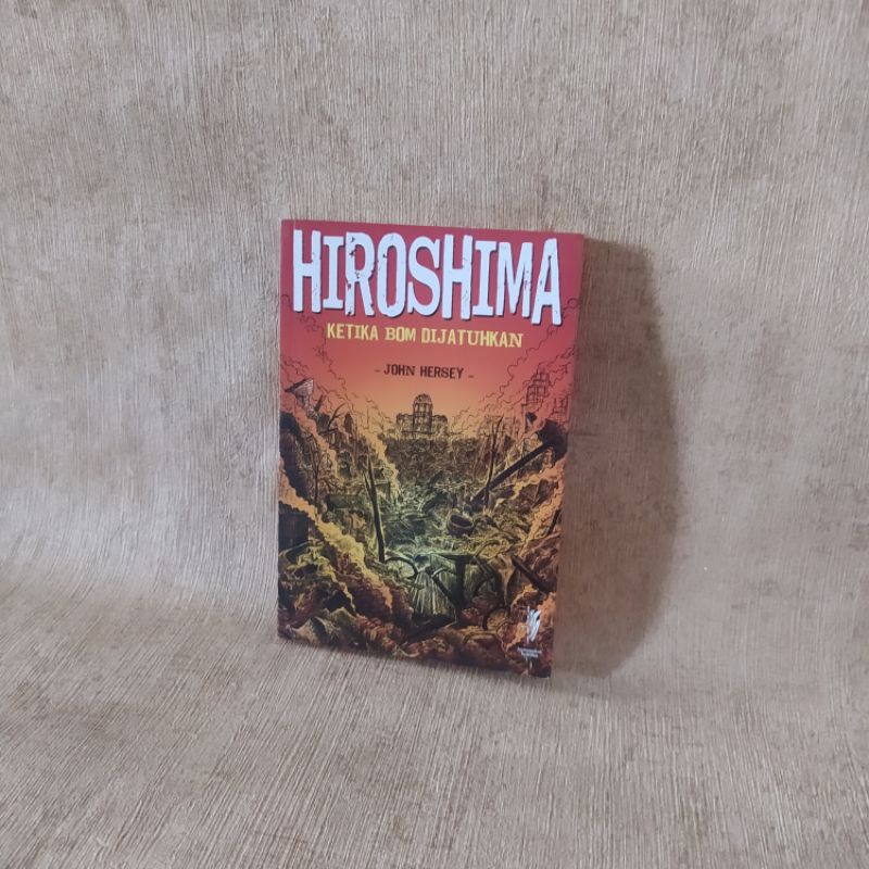 HIROSHIMA KETIKA BOM DIJATUHKAN. by. John hersey. Komunitas bambu 2008