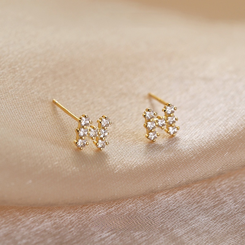 1 Pasang Anting Tusuk Bentuk H Geometris Hias Berlian Imitasi Warna Emas Untuk Wanita