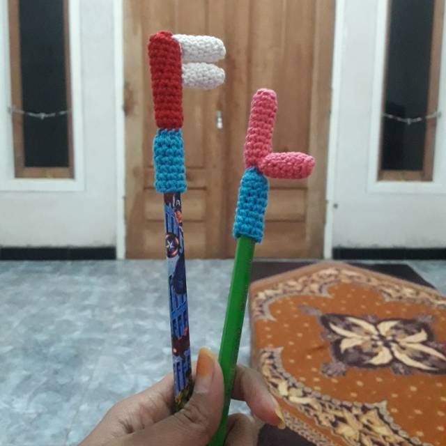 

Hiasan pensil rajut