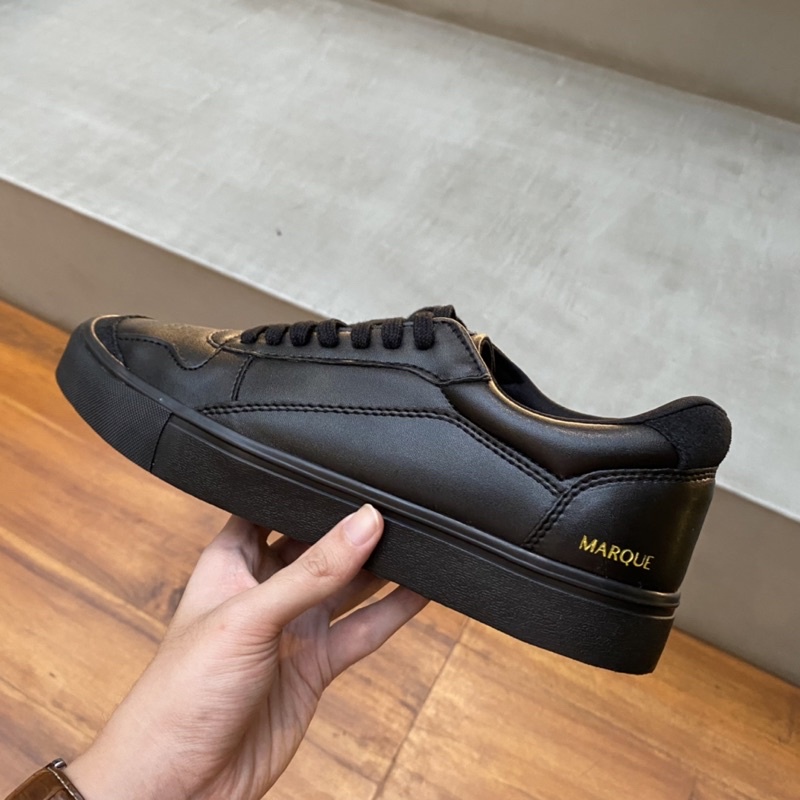 MARQUE.CO CLASSIC BLACK - Sepatu Casual Full Black / Hitam, Berbahan Leather / Kulit Premium, Sneakers Untuk Pria &amp; Wanita, Cocok untuk Segala Outfit dan Kerja, dengan Premium Packaging