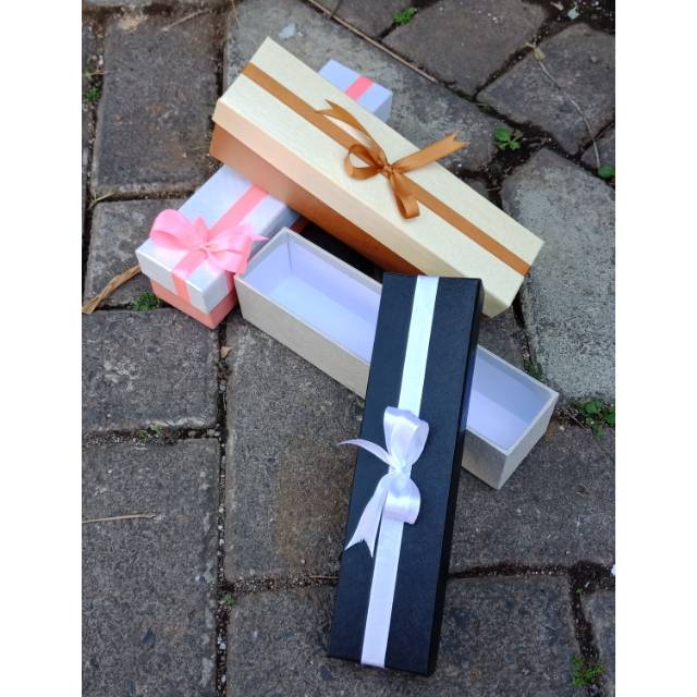 

Kotak kado/Hardbox tebal/berkwalitas 22x5x5cm