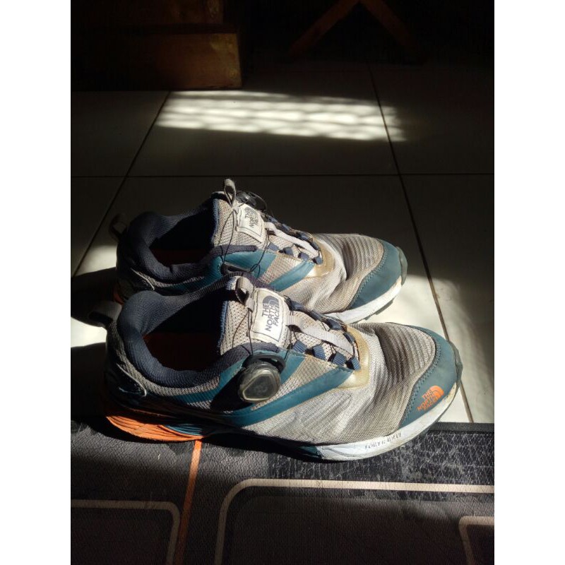 sepatu trail running TNF