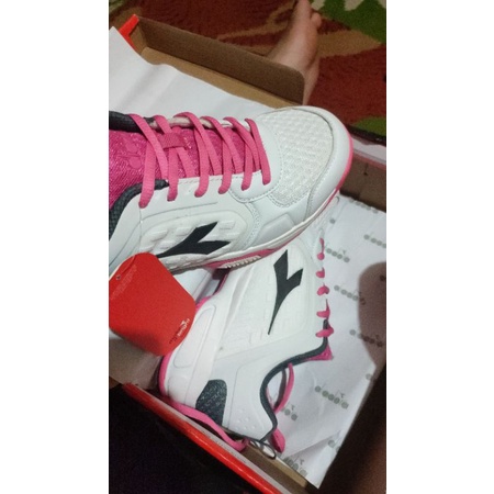 sepatu tenis lapangan women
