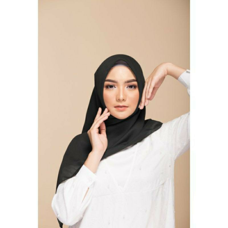 Jilbab Segiempat Polos Keisha Sadia Elzatta Hitam Pollycotton Hijab Kerudung Segi Empat Krudung-Shamora hitam