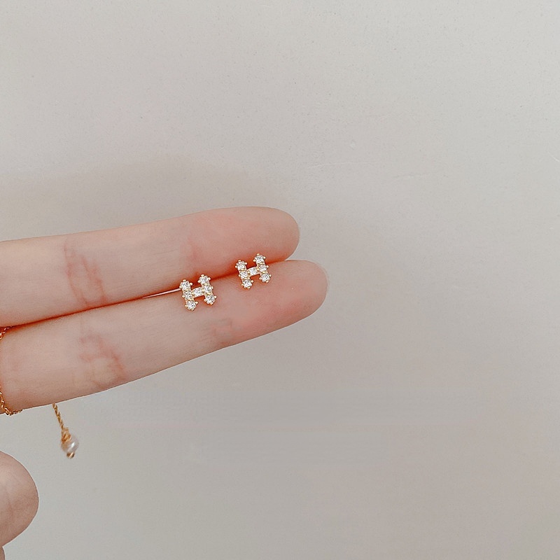 Anting Stud Desain Huruf H Aksen Berlian Imitasi Bahan Zirkon Warna Emas Untuk Pesta