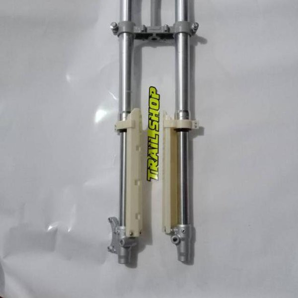 Turun Harga     Usd Yz 85 China Gold Silver Hitam