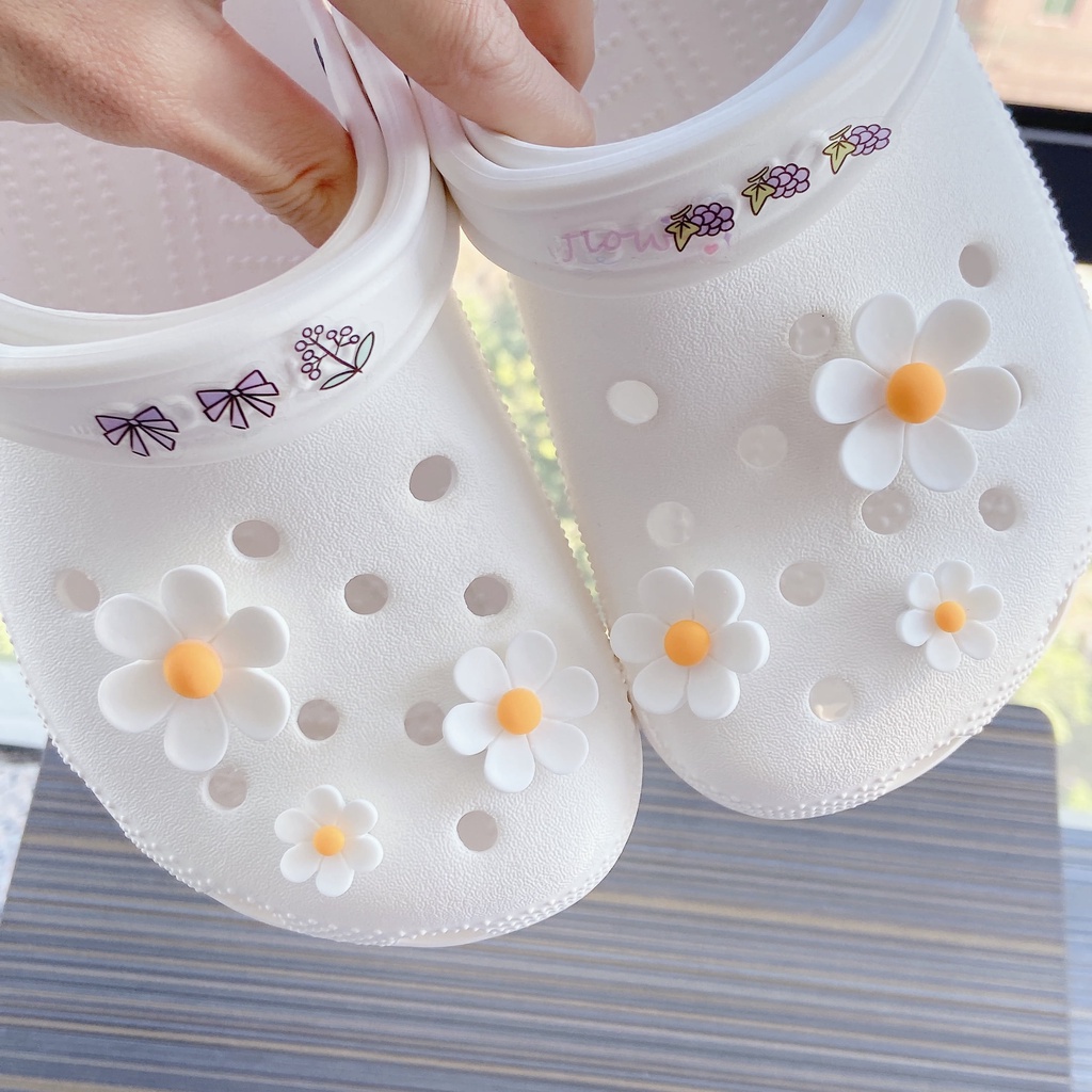 ✨shinyDIY✨Crocs jibbitz: aksesori cantik untuk sepatumu❤️Sandal Crocs Wanita 6pcs / Set Charm / Charm Gelang Diy Bentuk Bunga Daisy Crocs Warna Putih