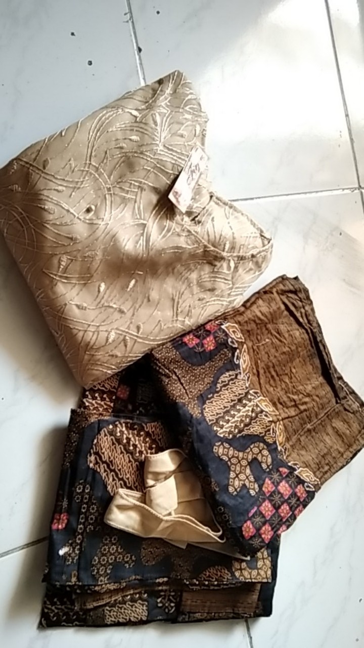 Batik Couple Kebaya Tunangan • Set Kebaya Lamaran • Couple Kemeja Batik Pria