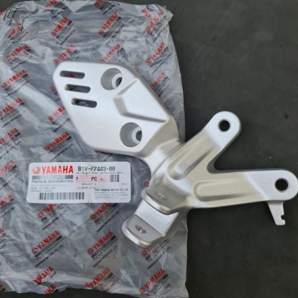 Dudukan footstep depan kanan Yamaha XSR 155 Original YGP B1V-F7443-00