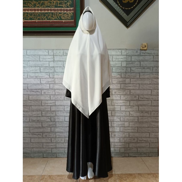 jilbab segiempat jumbo uk.+-150cm bahan diamond crepe warna putih tulang by Lily hijab