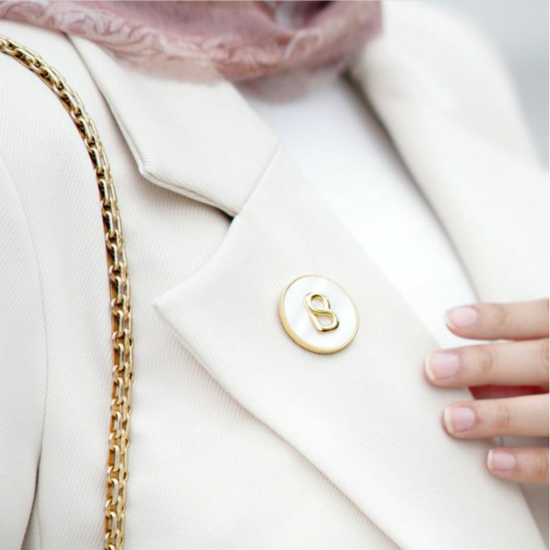 Button scarves White shell brooch buttonscarves