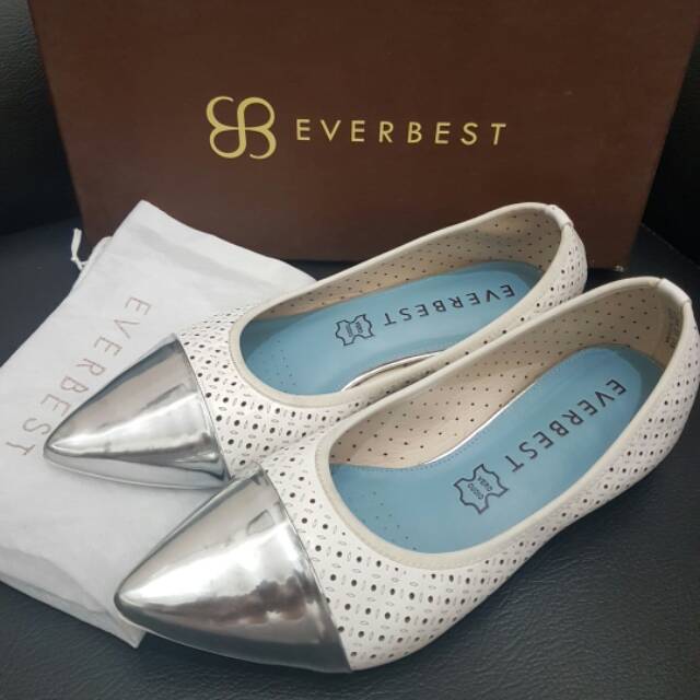 EVERBEST Woman White Flat Shoes / sepatu putih flat wanita PRELOVED