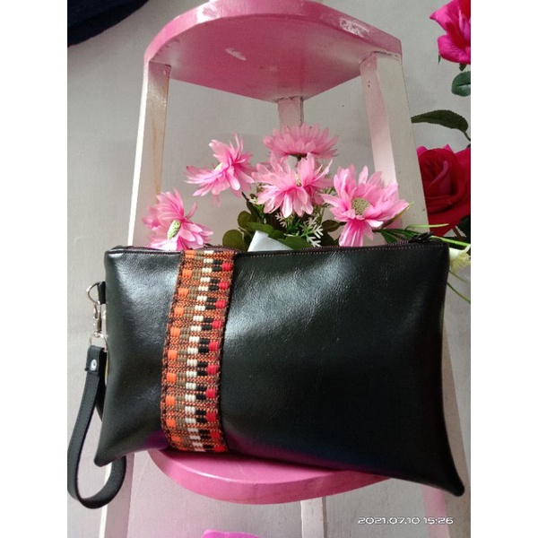 Clutch wanita banyak ruang