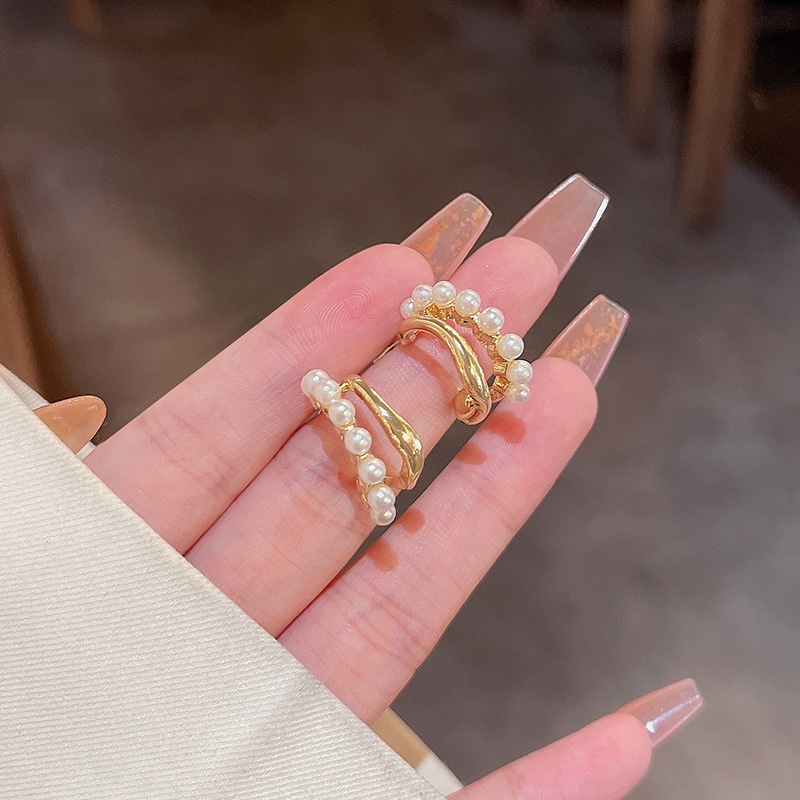 Anting Tusuk Asimetris Bahan Sterling silver 925 Aksen Mutiara Gaya Retro Untuk Wanita