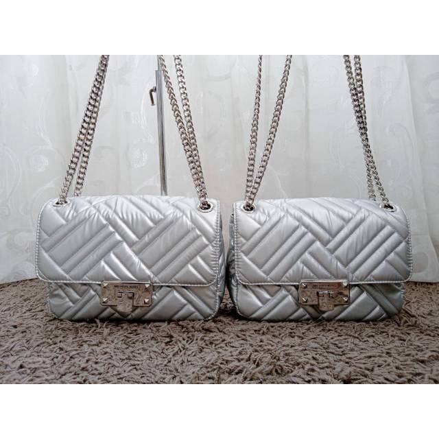 MICHAEL KORS
Peyton Medium
Shoulder Flap Silver