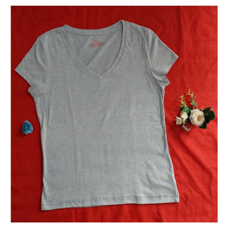 Preloved Kaos Wanita giordano abu v neck