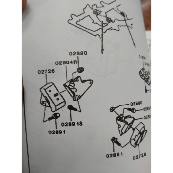 Bracket engine mounting Rh pajero lama 1091A080