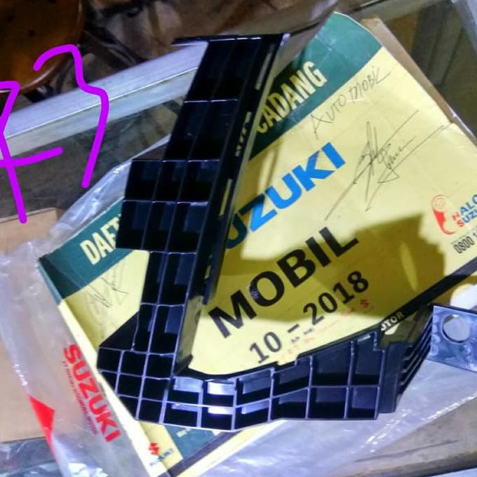 Breket Lampu depan Ertiga