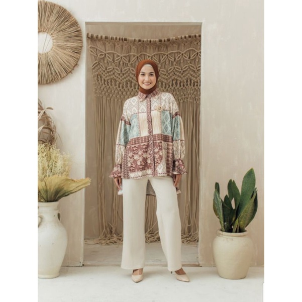 Gia Blouse wearing klamby