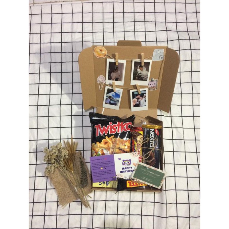 

SNACK BOX REGULER + 4 POLAROID + CARD