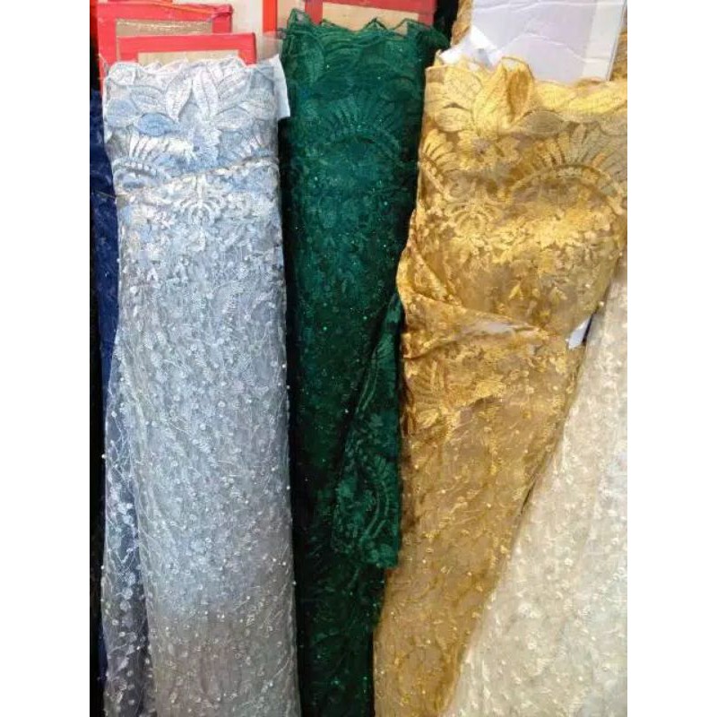 Tile Akar Mutiara dengan pinggiran renda bahan kebaya motif