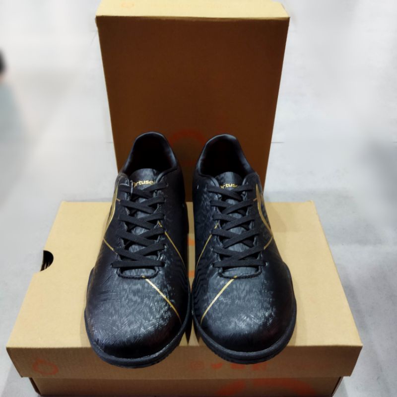 Sepatu Futsal Junior - ORTUSEIGHT Sabre IN JR / Black/Gold [11020219] Original
