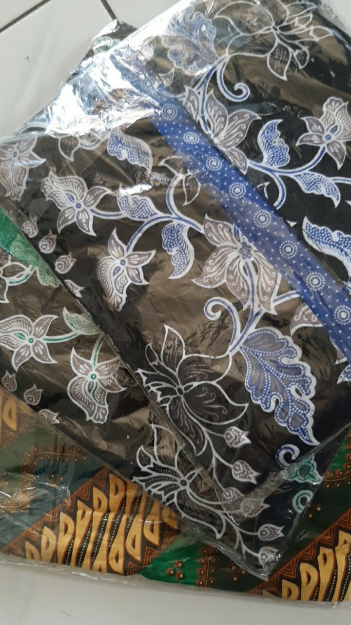 Outer Ruffle Wolfis Batik Kampus