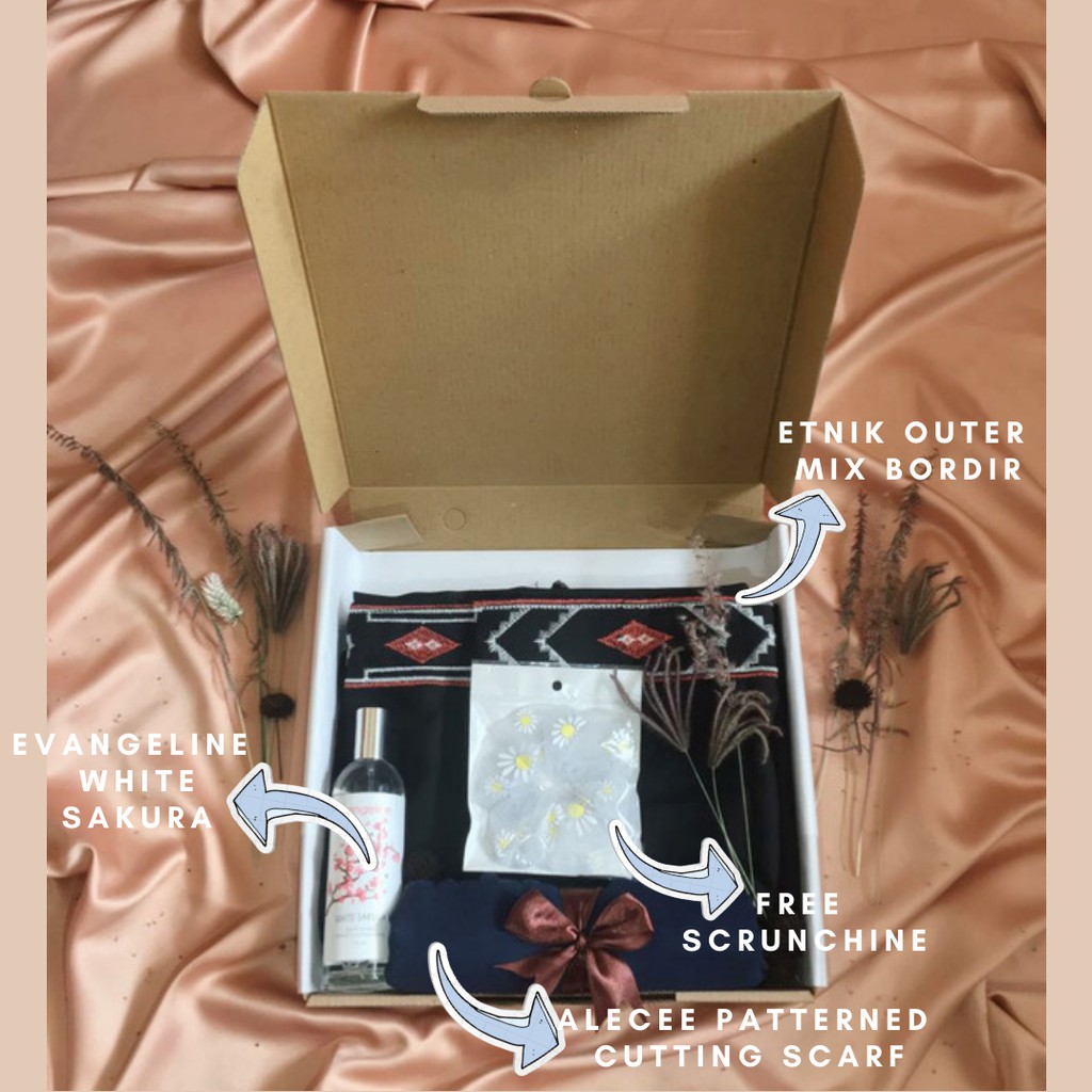 

Hampers / Giftbox / Kado Ulang Tahun Untuk Pacar - Etnik Black